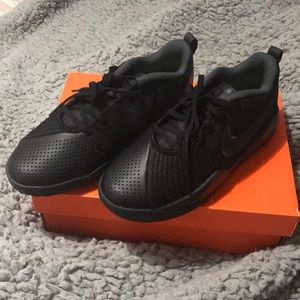 Nike TeamHustle Quick 2 Grade School Kids Sneakers